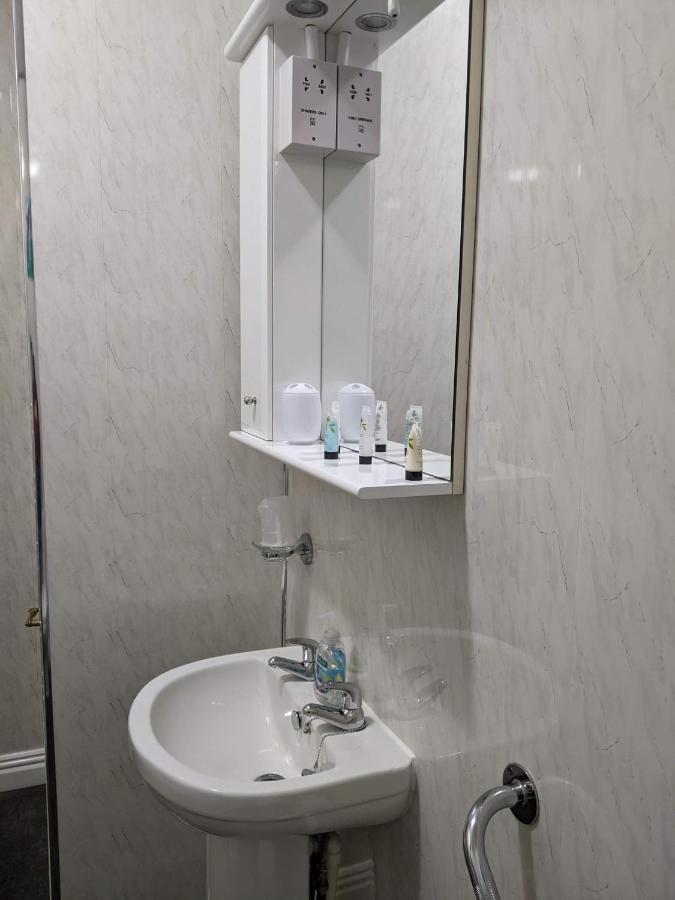 Kingswinford Guest House Пейнтън Екстериор снимка