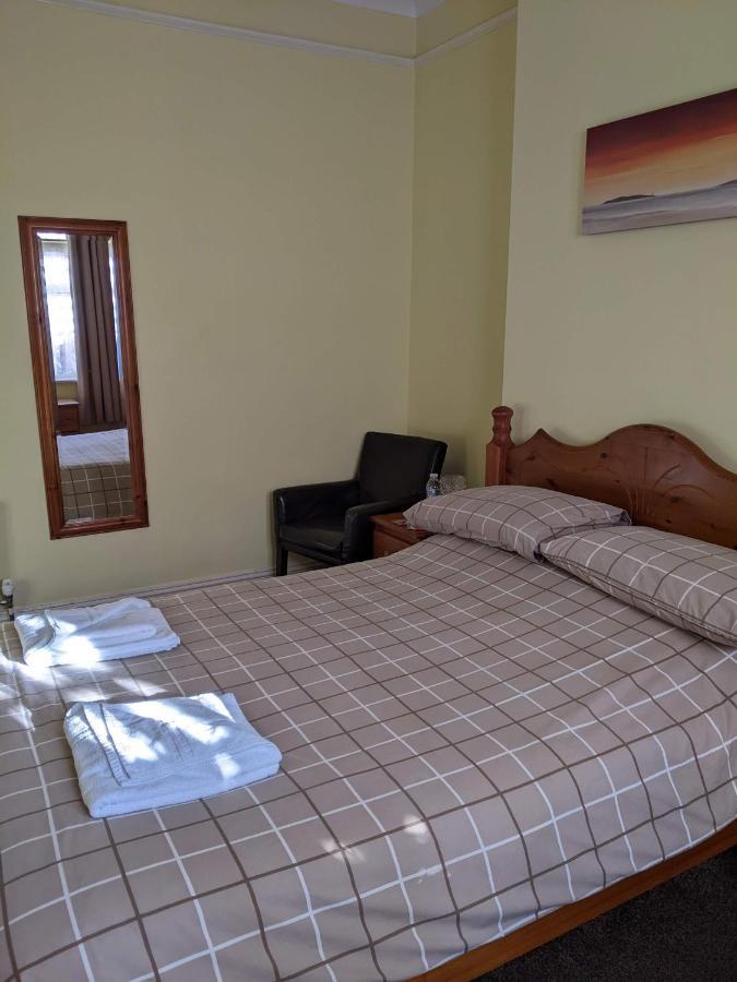 Kingswinford Guest House Пейнтън Екстериор снимка