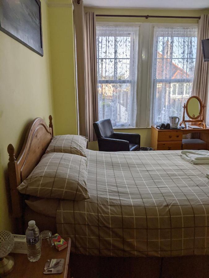 Kingswinford Guest House Пейнтън Екстериор снимка
